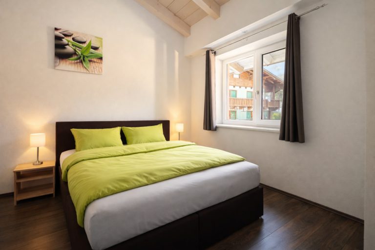 Gemütliches Schlafzimmer mit Ausblick auf Chalet