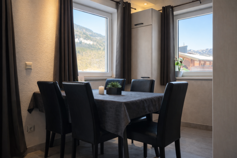 Helles Esszimmer mit Bergblick